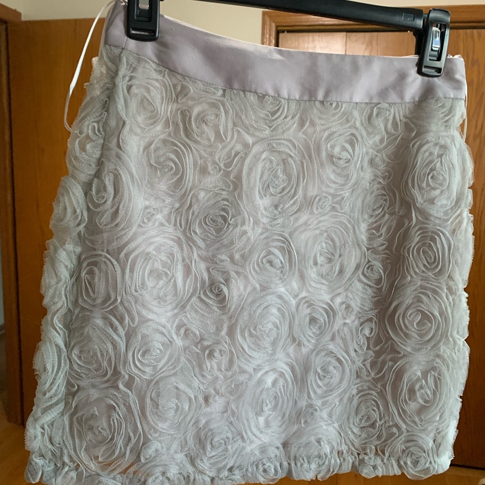 This cutie gray floral Annabella skirt is a size Small